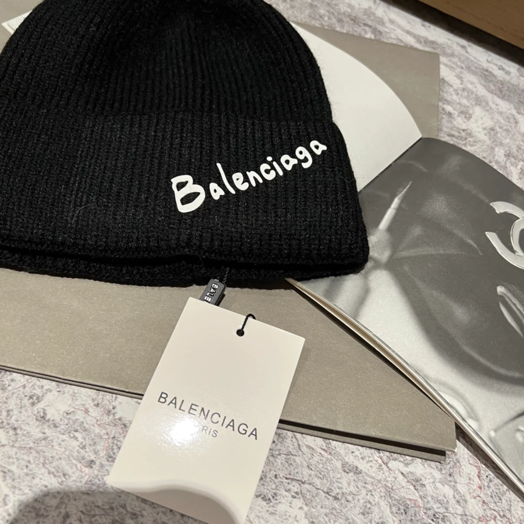 Вязаная шапка Balenciaga с буквой