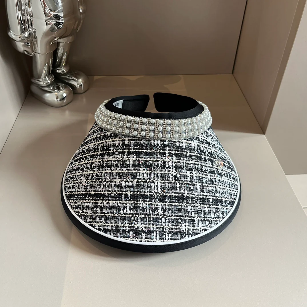 Солнцезащитная шляпа Chanel, украшенная жемчугом, черная.