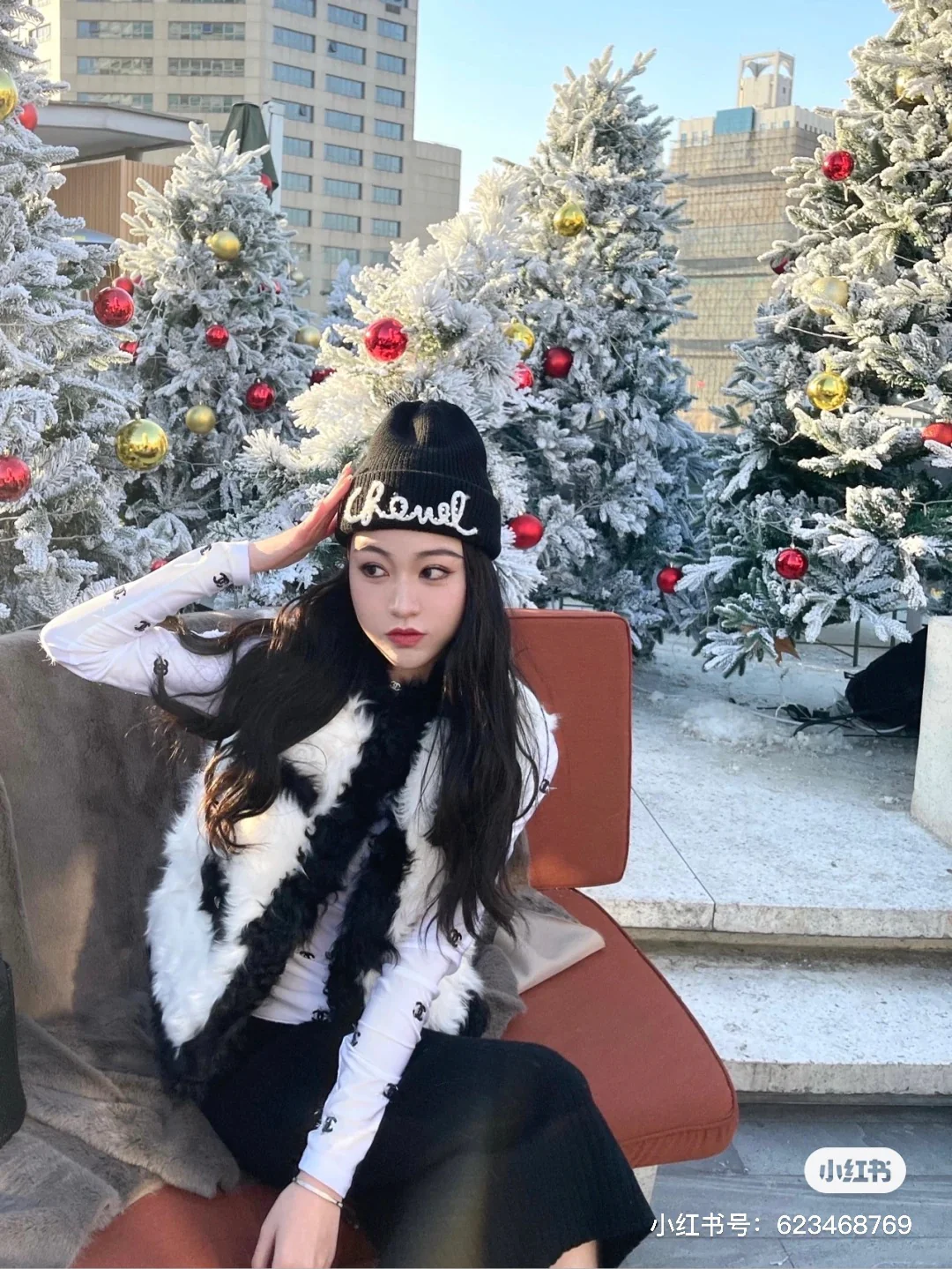 Плетеная шляпа Chanel с надписью курсивом — черная