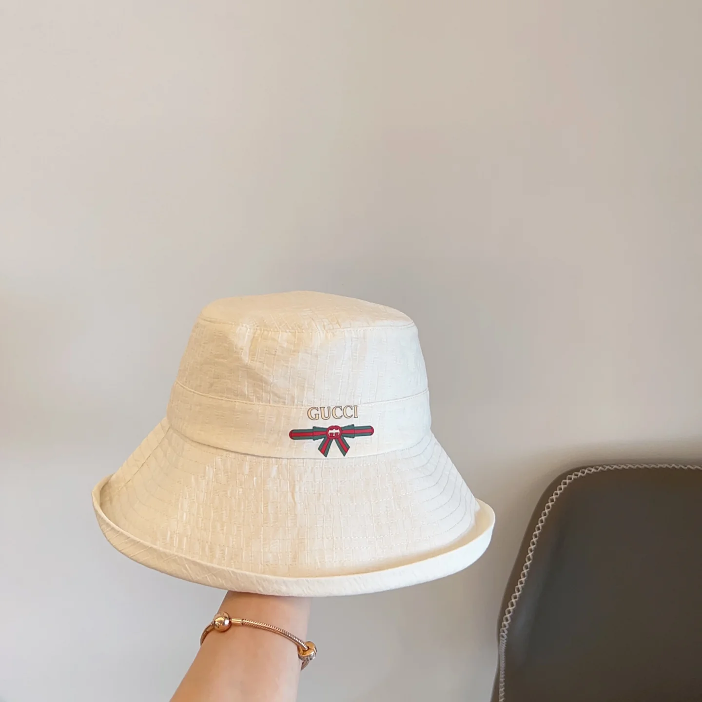 Рыбацкая шляпа Gucci с загнутыми полями и складками — белая.