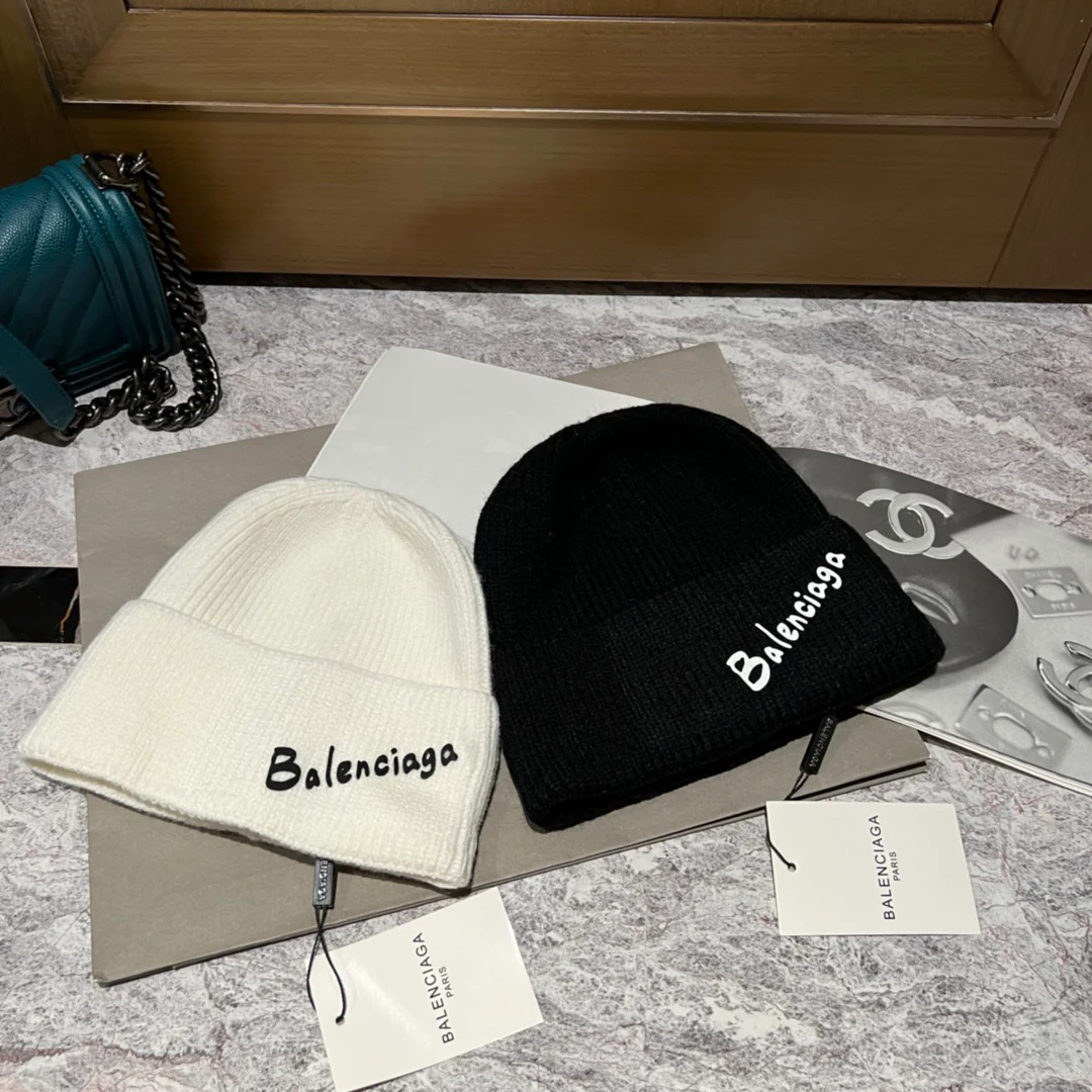 Вязаная шапка Balenciaga с буквой