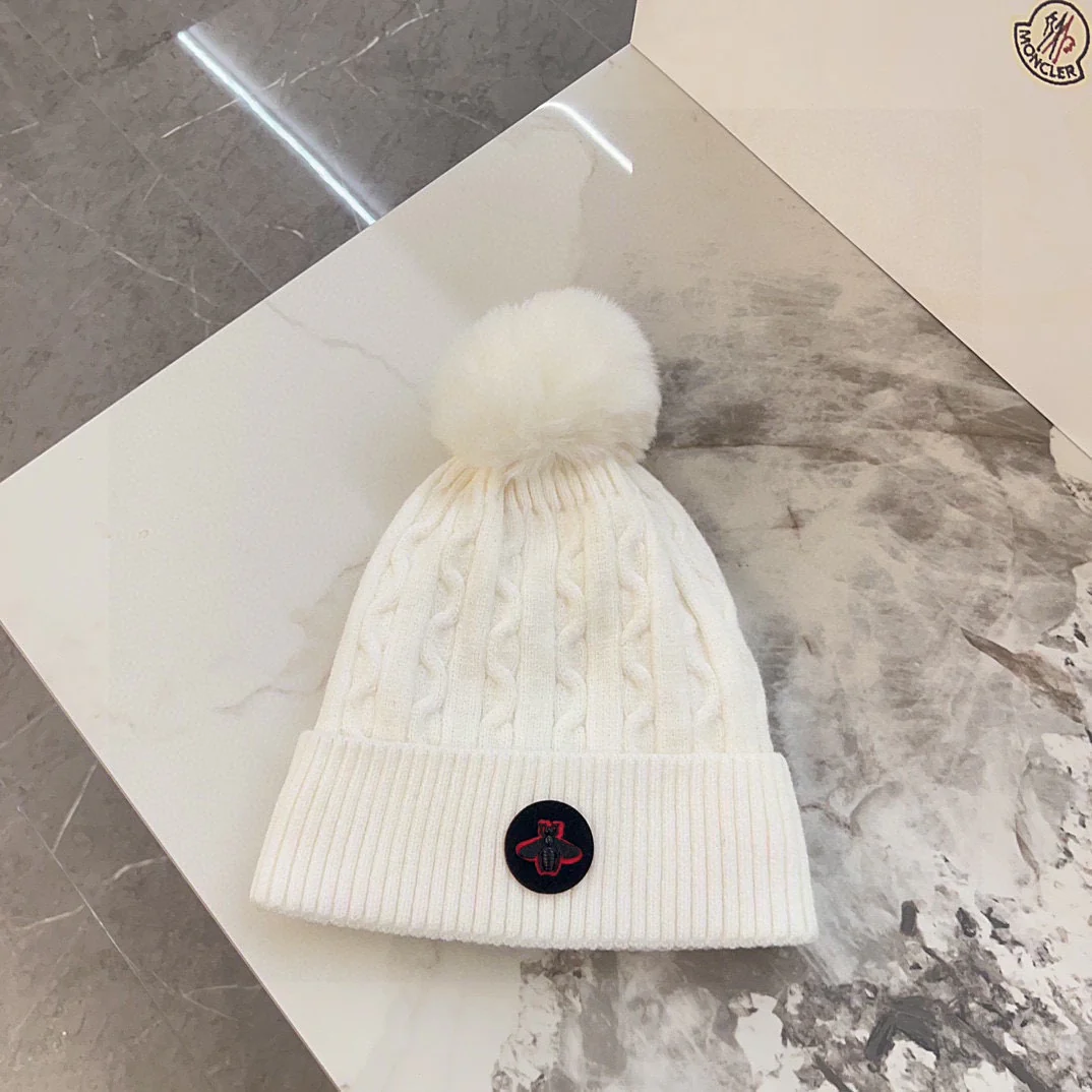 Вязаная шапка Gucci с косами - белая