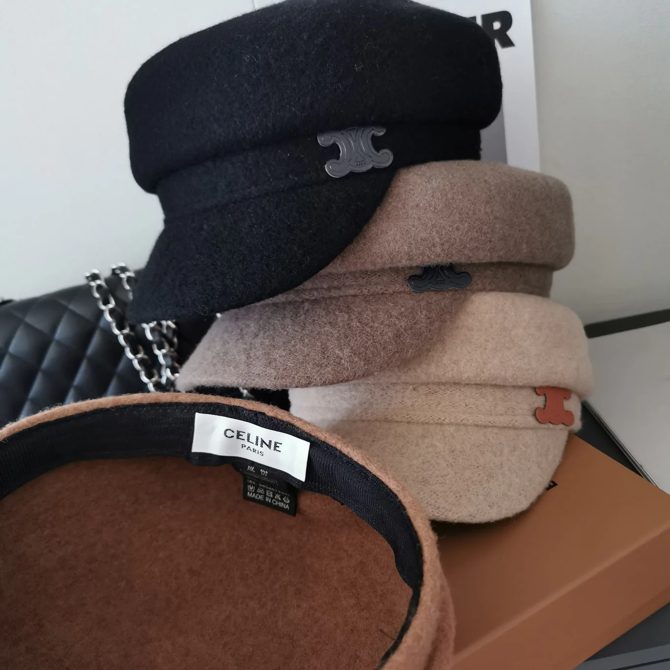 Кашемировый берет Celine с утиным клювом