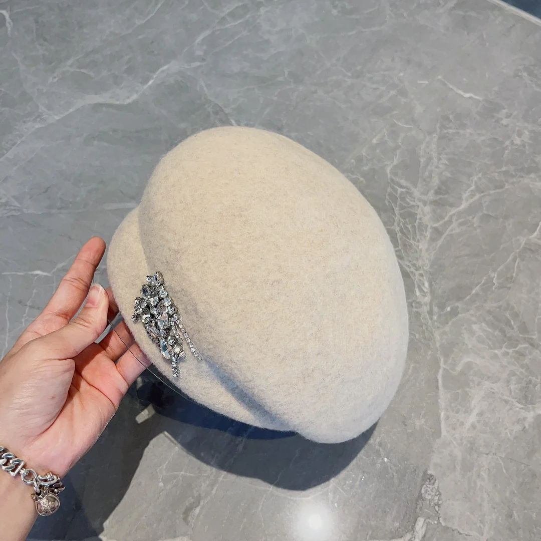 Новый шерстяной берет Burberry с стразами, осень/зима - белый.