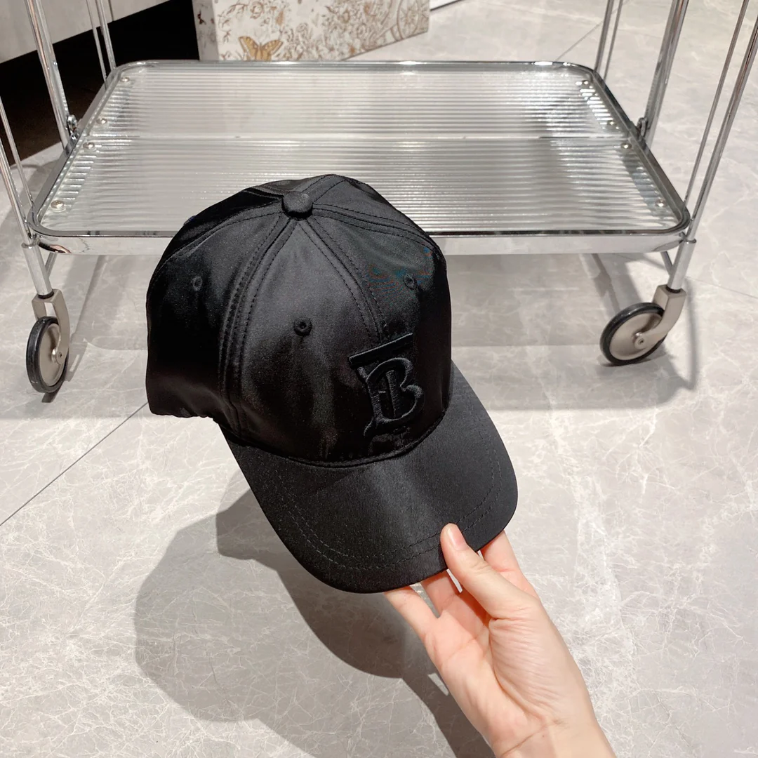 Новинка сезона весна/лето 2023 от Burberry - глянцевая бейсболка TB - черная.