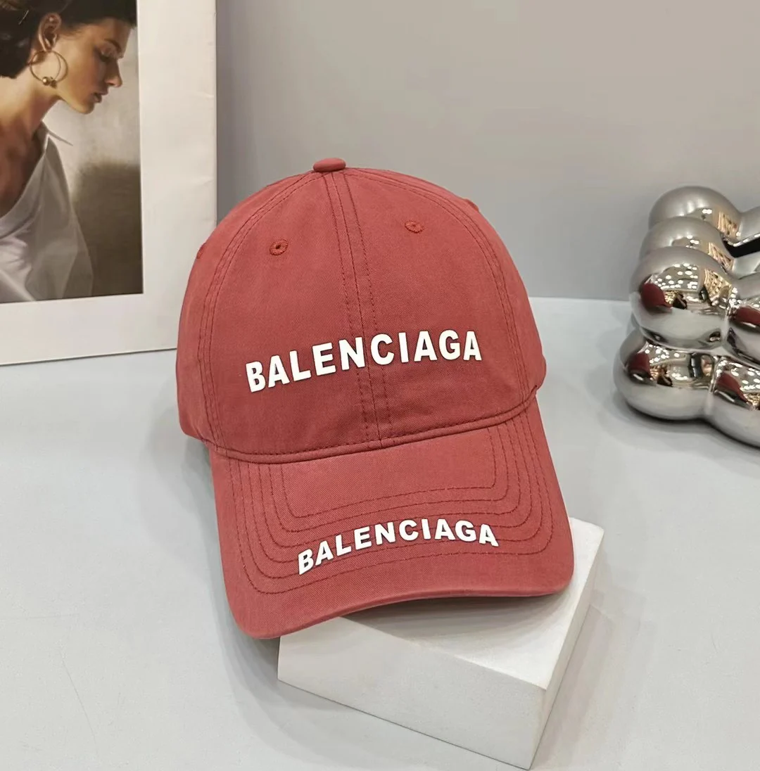 Новинка сезона весна/лето 2023 от Balenciaga - бейсболка в стиле ретро