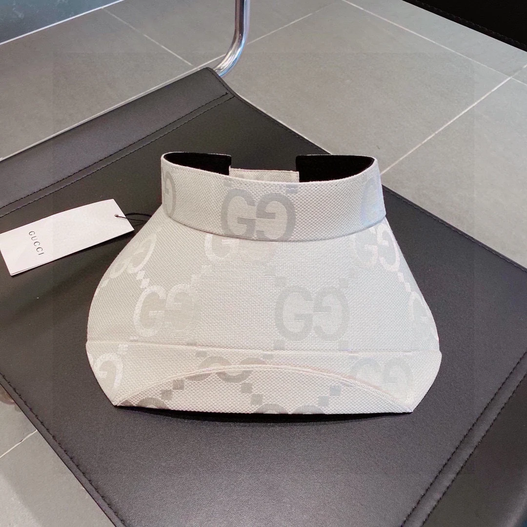 Новинки коллекции Gucci Весна/Лето 2023 - Кепка из канваса с монограммой и узкими полями - Козырек - Белая