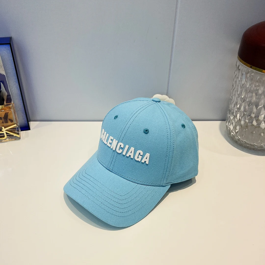 Бейсболка Balenciaga с цветными буквами — новинка 2022 года — несколько расцветок.