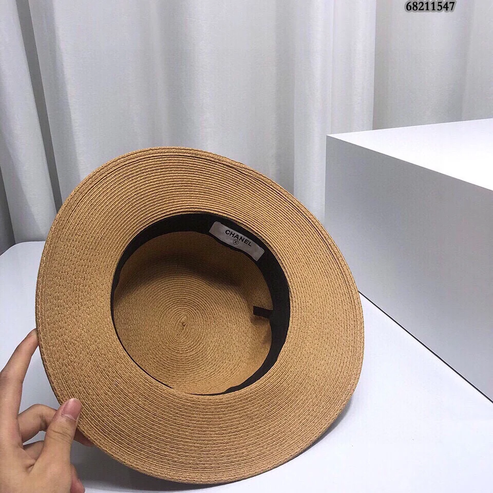 Новая соломенная шляпа Chanel 2022 года - коричневая.