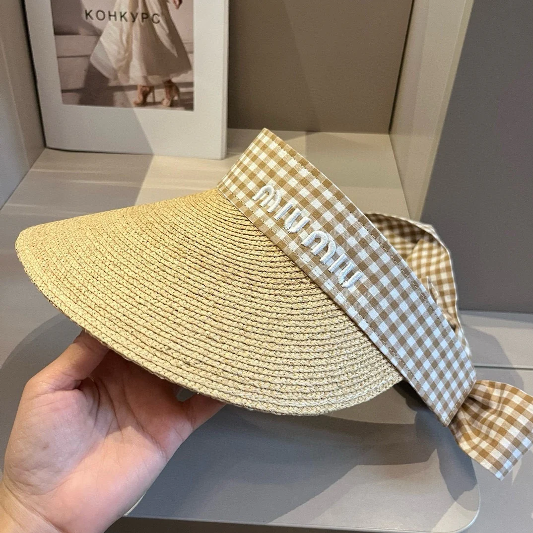 Новая клетчатая шляпа от солнца из рафии Miu Miu весна/лето 2024 — кофейный цвет.