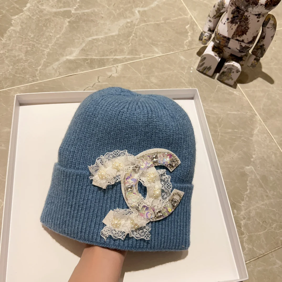 Новая вязаная шапка Chanel из коллекции осень/зима с большим логотипом - синяя.