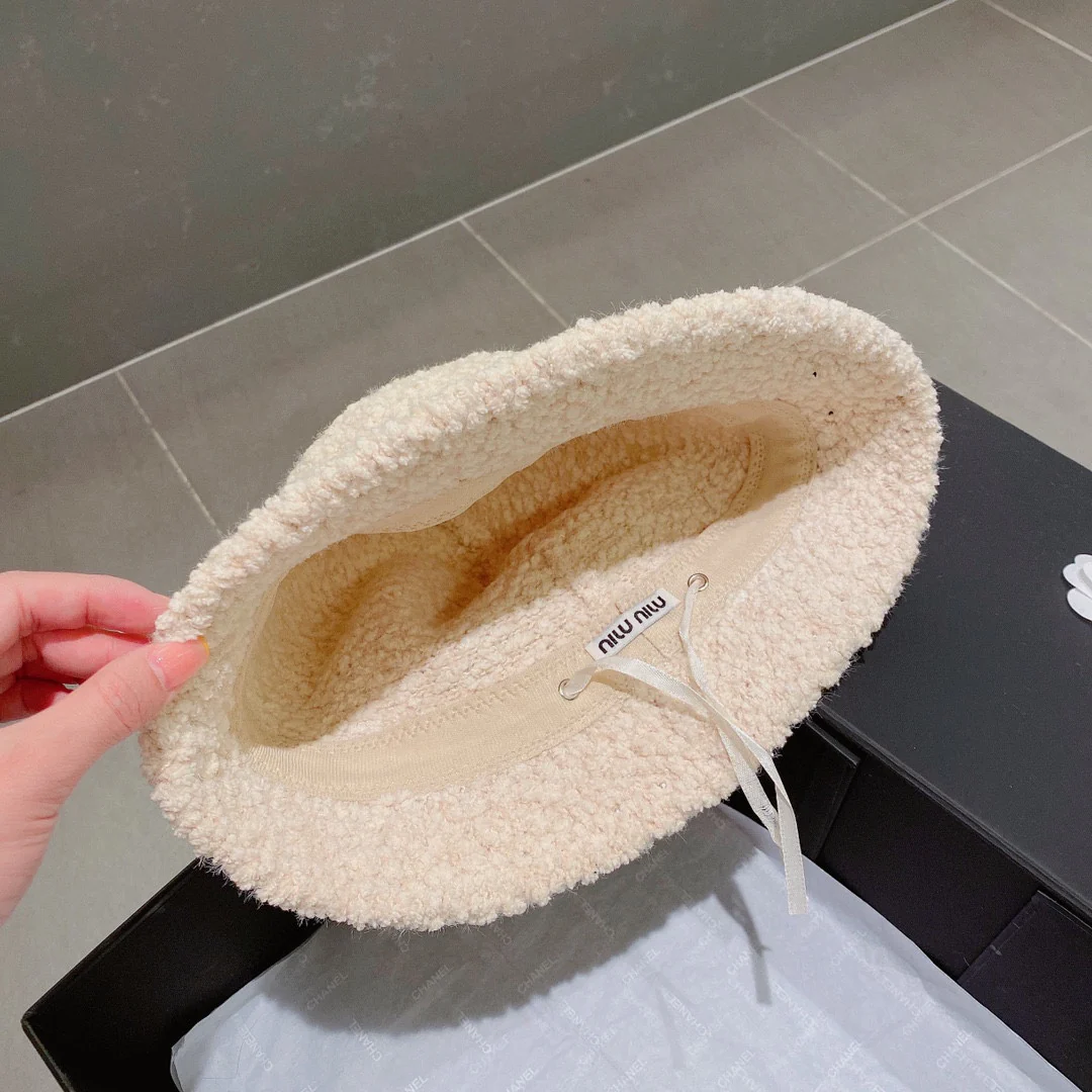 Панама Miu Miu с заклепками - белая