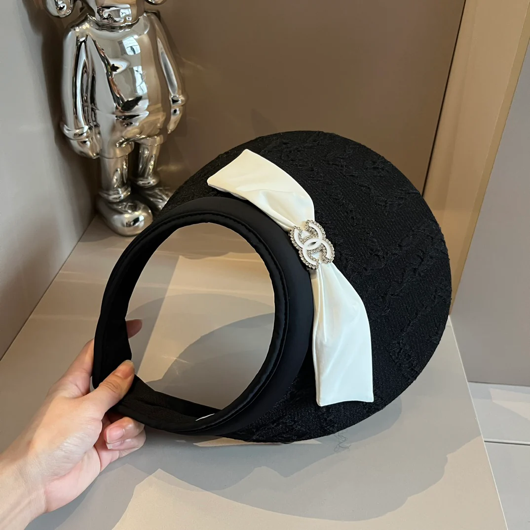 Солнцезащитная шляпа Chanel с кружевом и стразами - черная