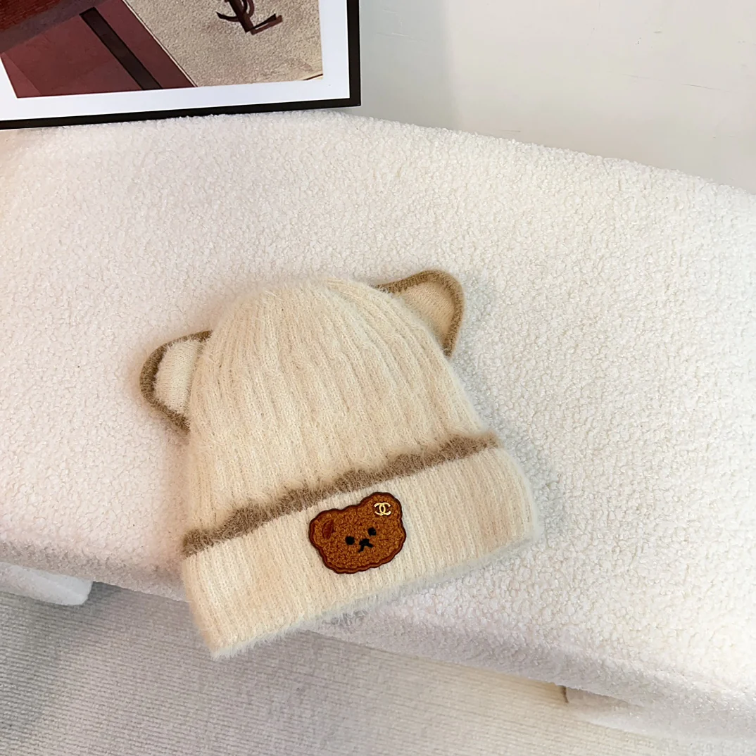 Новая вязаная шапка-бини Chanel в стиле медведя, коллекция осень/зима 2023 — бежевая.