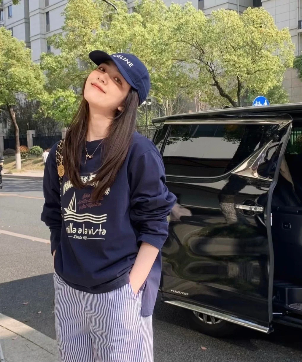 Новая бейсболка Celine 2025 с вышивкой - темно-синяя.