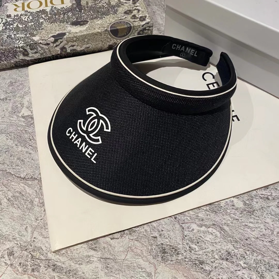 Новинка сезона весна/лето 2023 от Chanel - солнцезащитный козырек с открытым верхом