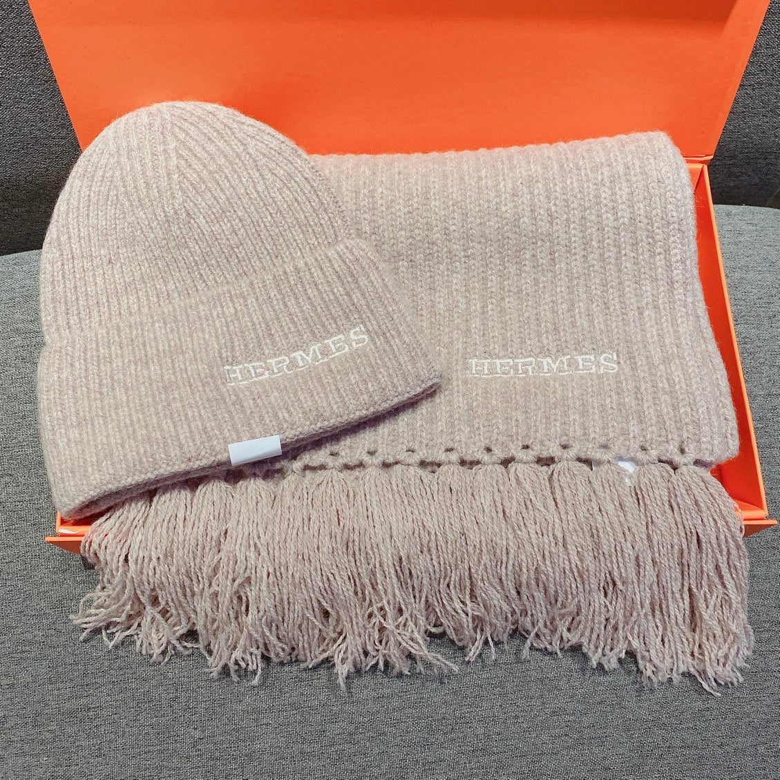 Вязаный кашемировый комплект Hermes с шапкой-бини - абрикосовый цвет