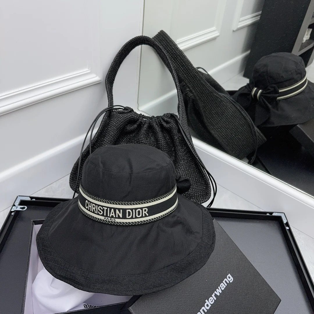 Dior - Новая хлопково-льняная шляпа от солнца в стиле пэчворк