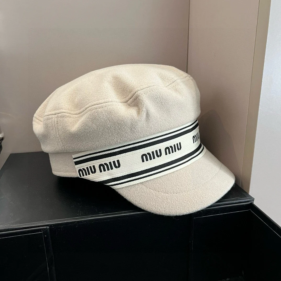 Кепка газетчика с логотипом Miu Miu - белая