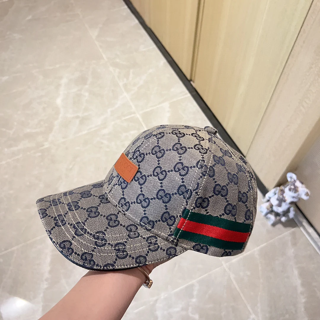 Новинка сезона весна/лето 2023 — бейсболка с кожаной этикеткой Monogram, серая.