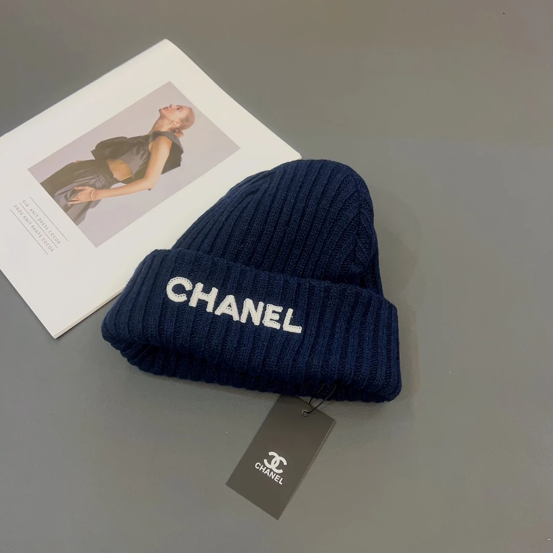 Chanel - Шапка с вышивкой и пайетками - Синяя