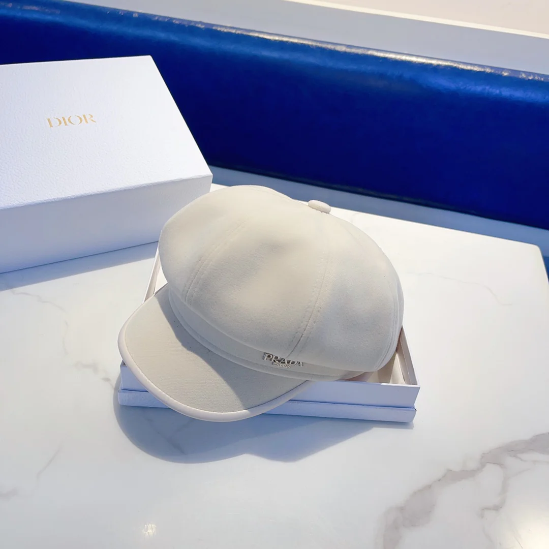 Prada - Берет с утиным клювом