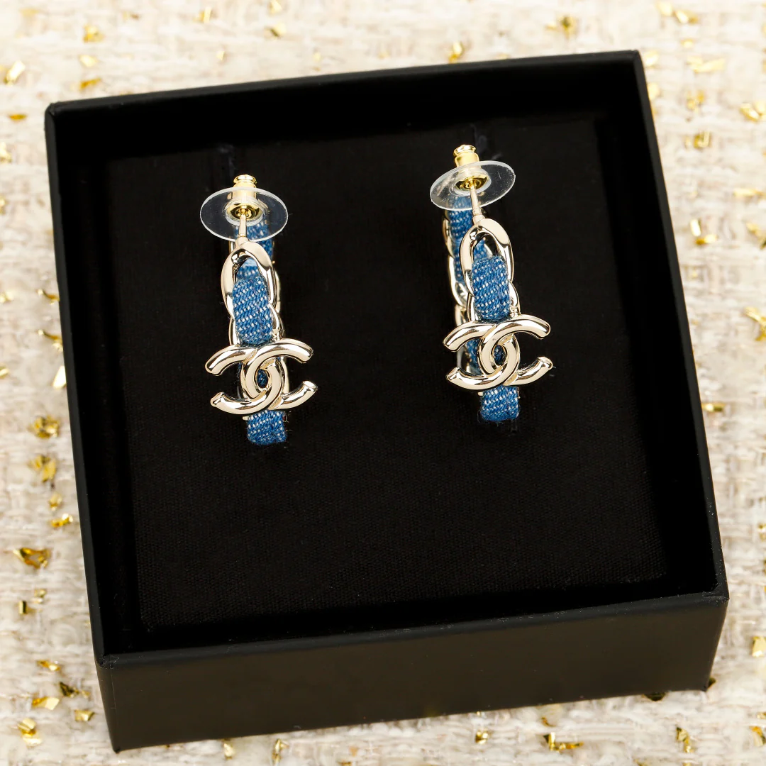Chanel - Серьги-цепочки из джинсовой ткани и кожи (25 пенсов)