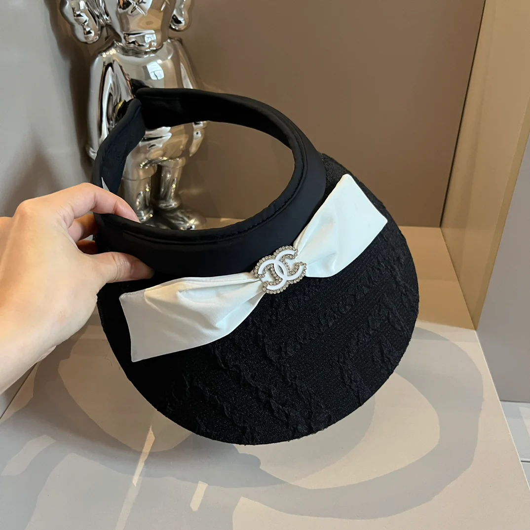 Солнцезащитная шляпа Chanel с кружевом и стразами - черная