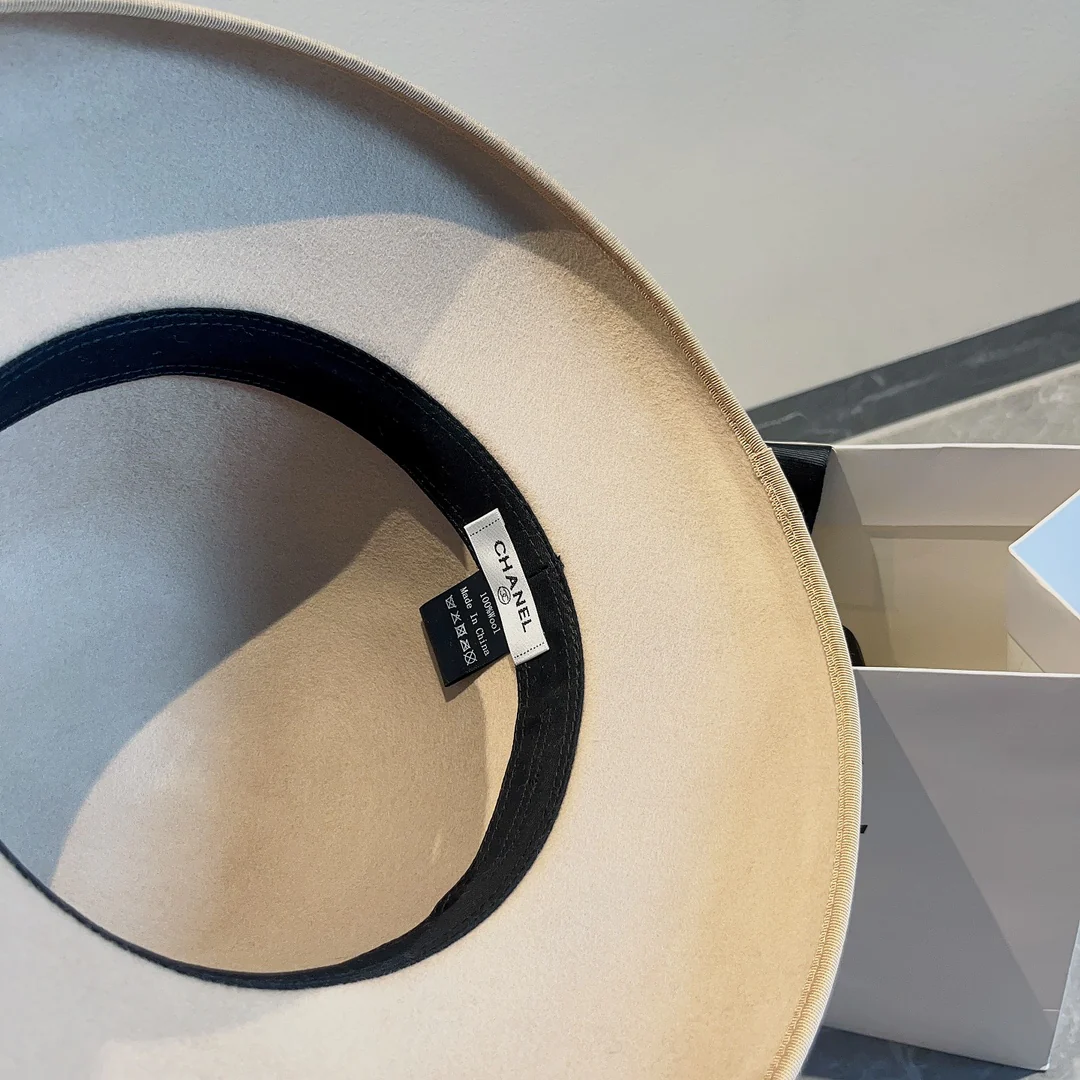 Маленькая шерстяная шляпка-фонарик Chanel Double C, бежевая.