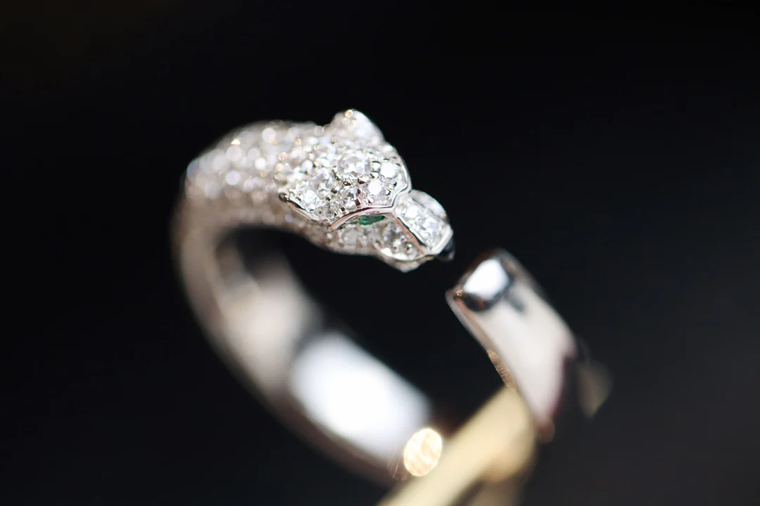 Коллекция Cartier Panther - Платина и бриллианты - Изумруд