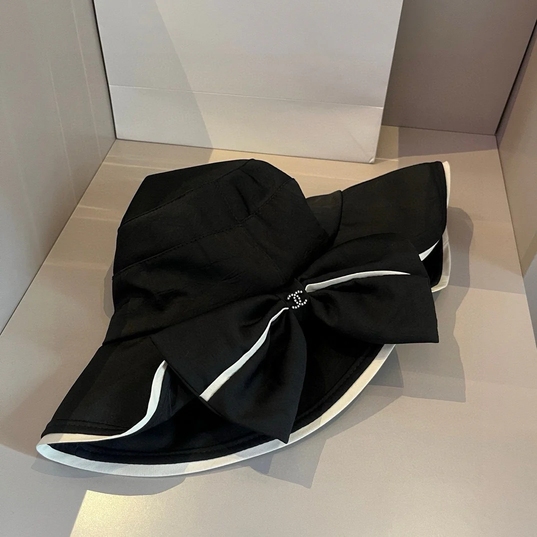 Chanel - Элегантная рыбацкая шляпа с бантом и разрезом - Черная
