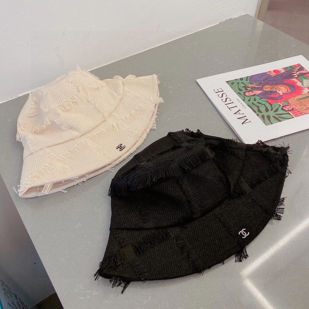 Новинка весенне-осенней коллекции Chanel 2023 — Зачесанная назад рыбацкая шляпа — Черная