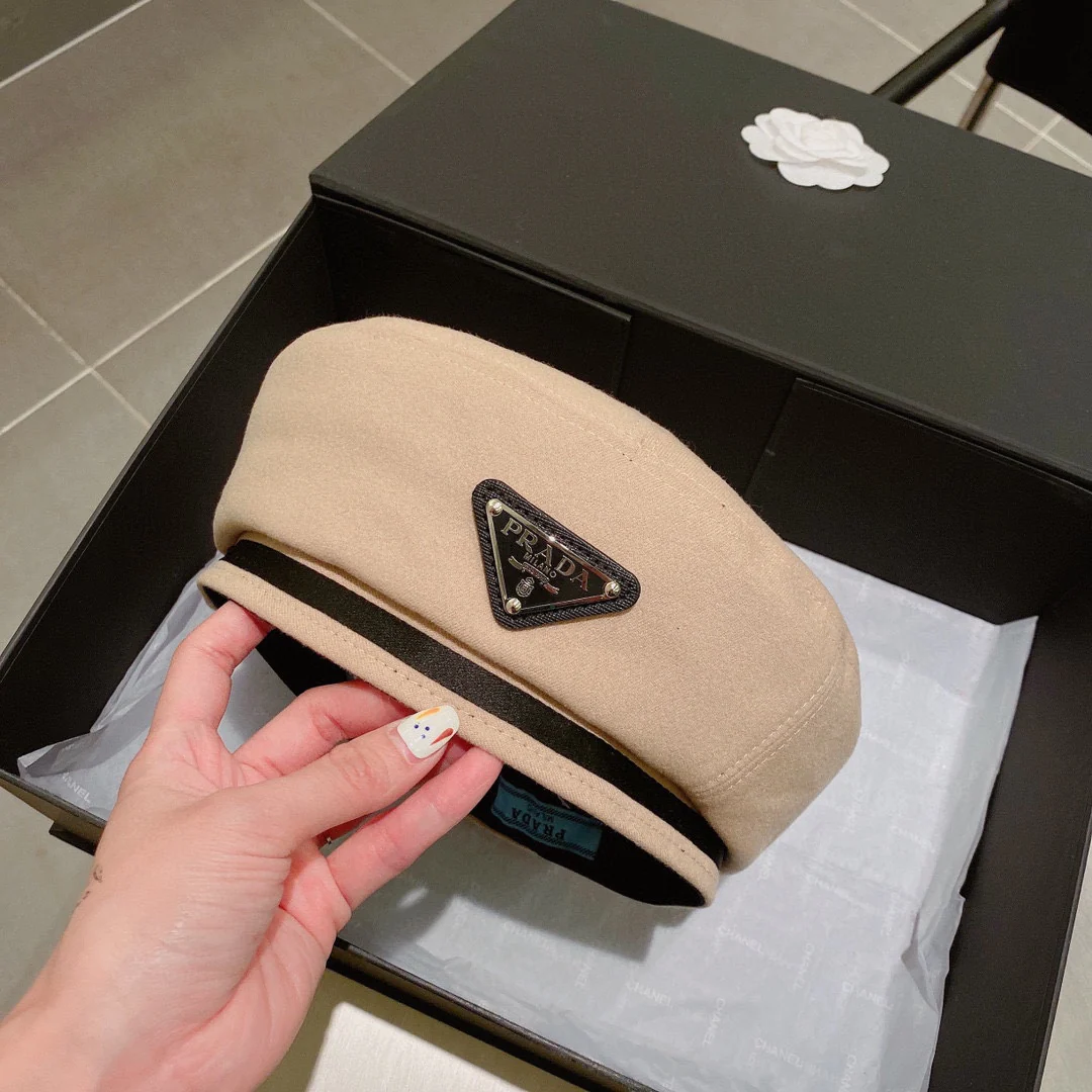 Берет с треугольным логотипом Prada - абрикосовый цвет