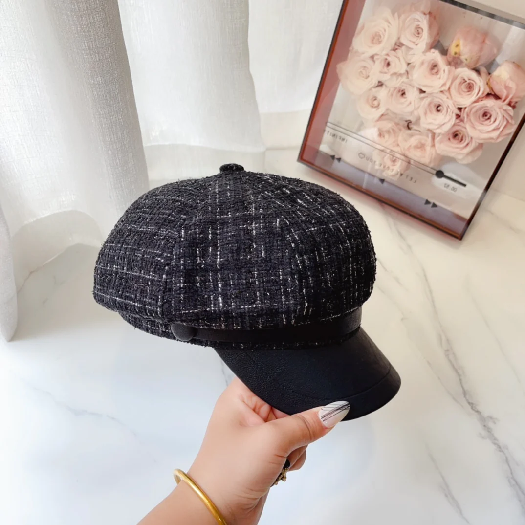 Новая мини-берет Chanel осень/зима 2023 из твида и черного цвета.