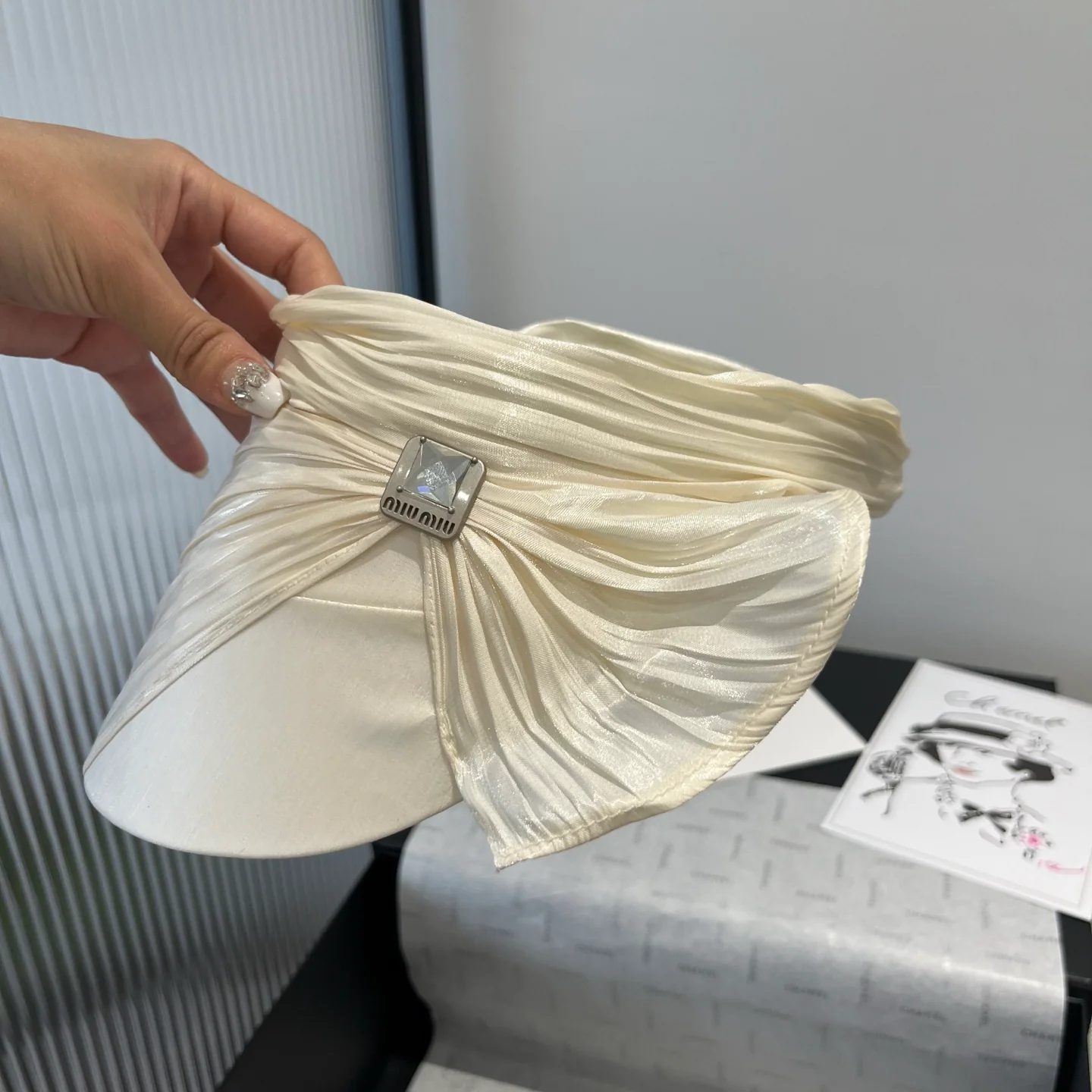 Miu Miu - Солнцезащитная шляпа с атласным бантом - Цвет: кремовый