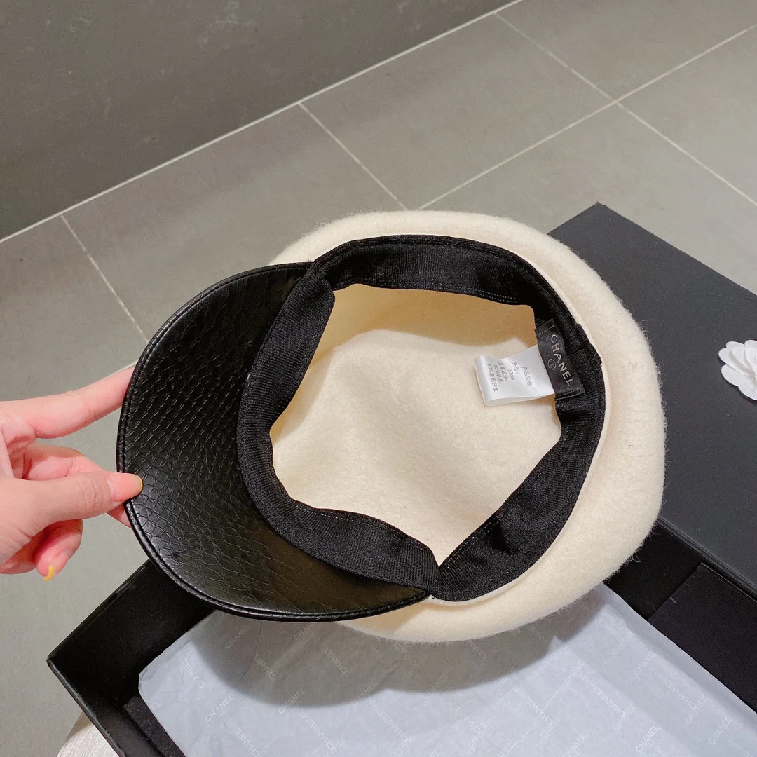 Chanel - Шерстяная военная кепка с клювом-?уточкой? - Белая