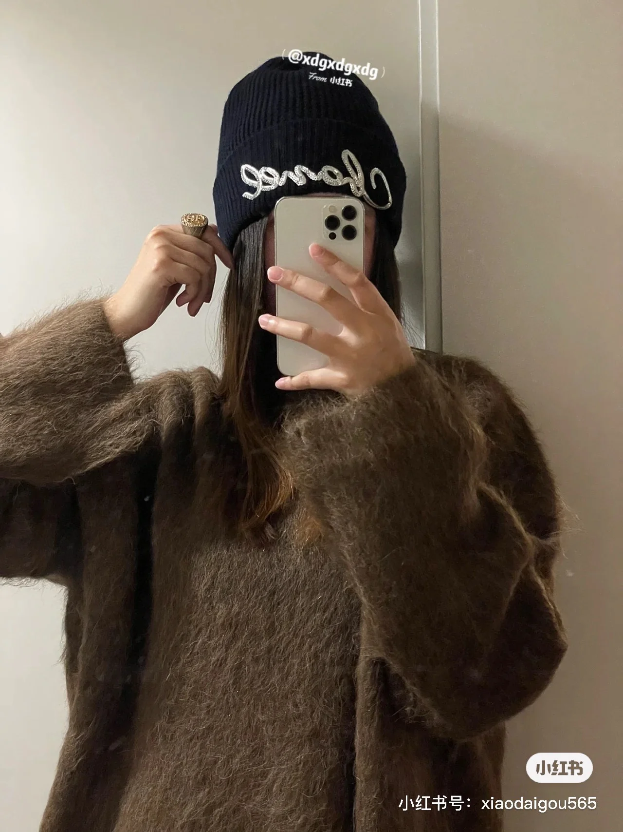 Плетеная шляпа Chanel с пайетками в виде курсивных букв - черная