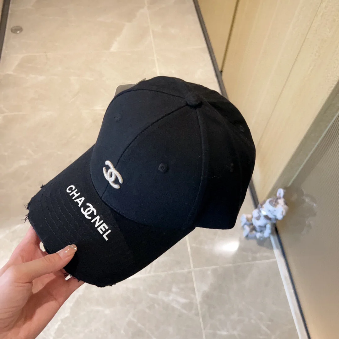 Новая бейсболка Chanel 2023 года с вышивкой и эффектом потертости - черная.