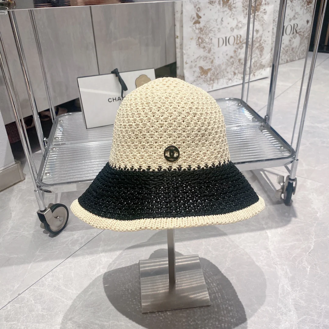 Соломенная рыбацкая шляпа Chanel - белая