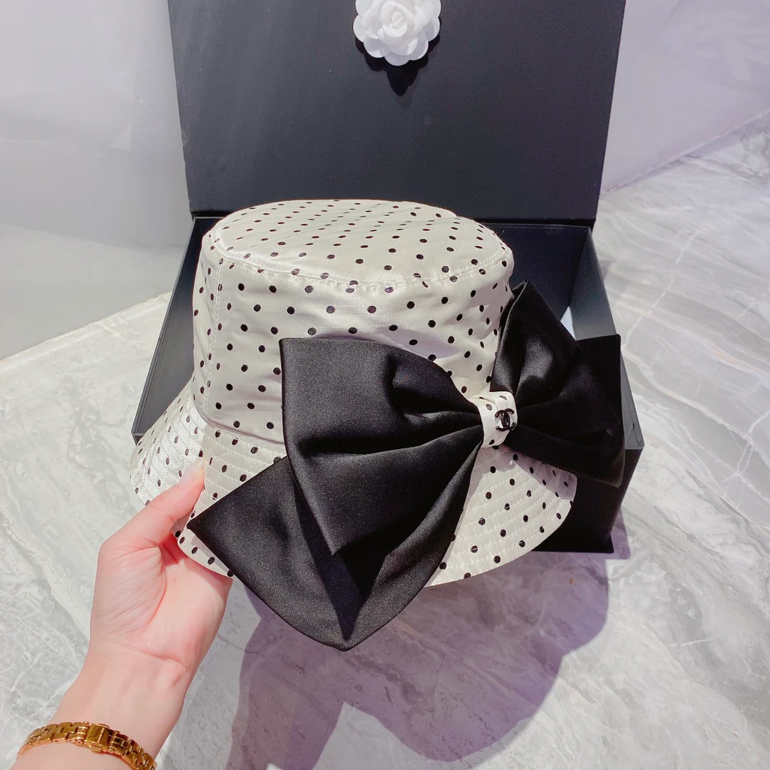 Chanel - Элегантная атласная шляпа от солнца