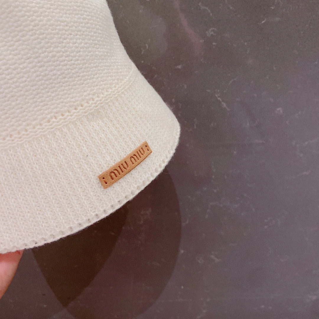 Miu Miu - Вязаная рыбацкая шапка - Белая