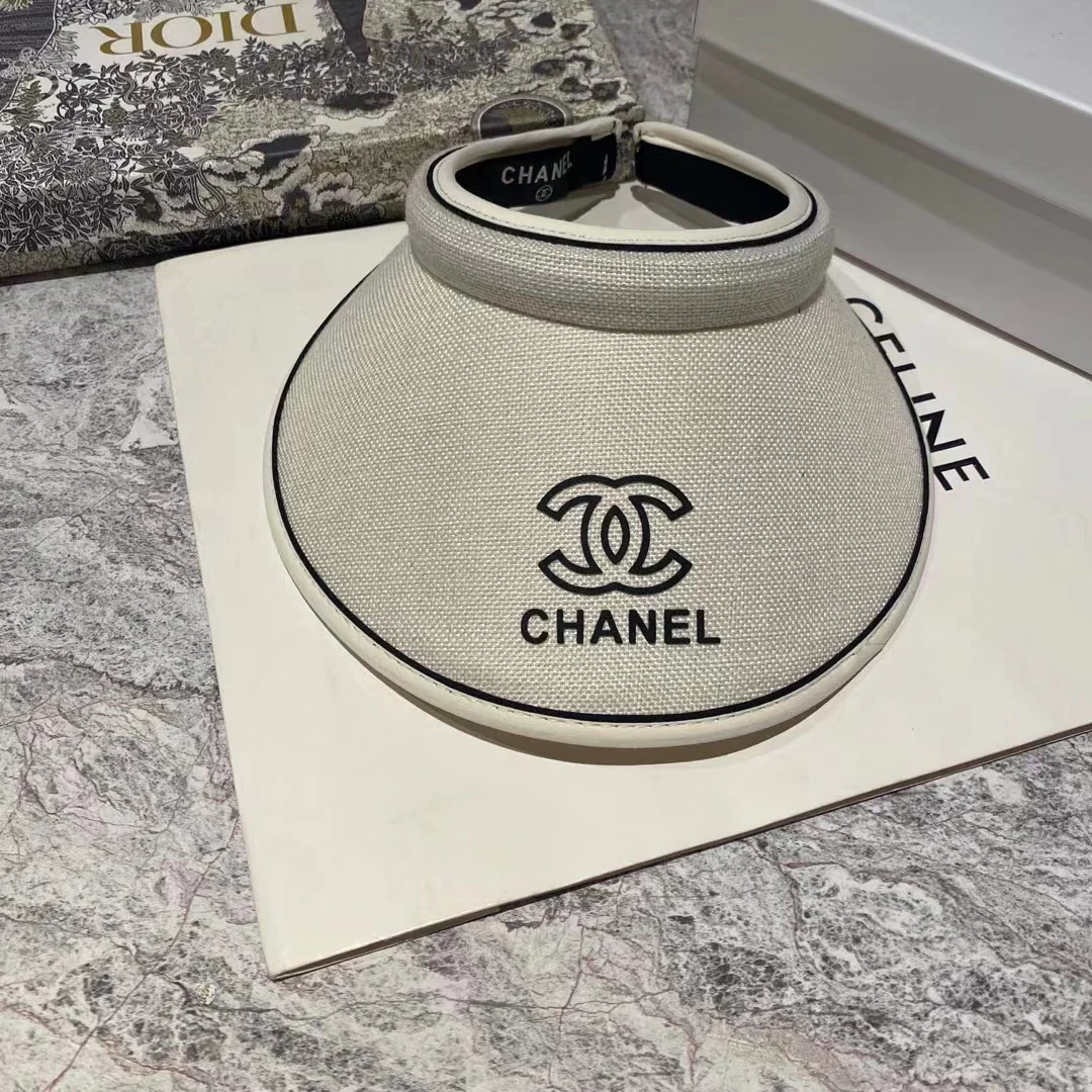 Новинка сезона весна/лето 2023 от Chanel - солнцезащитный козырек с открытым верхом