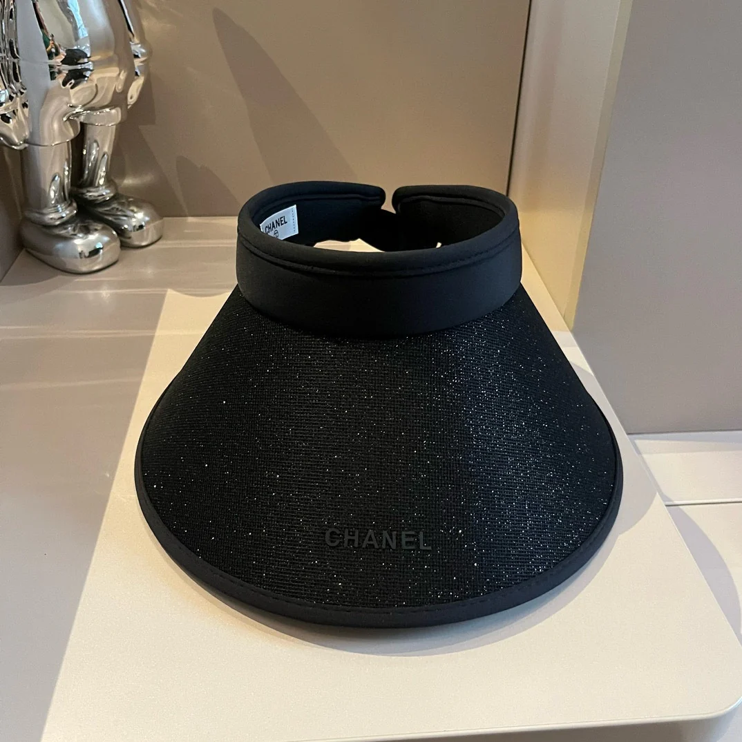 Минималистичная солнцезащитная шляпа Chanel с простой надписью - черная