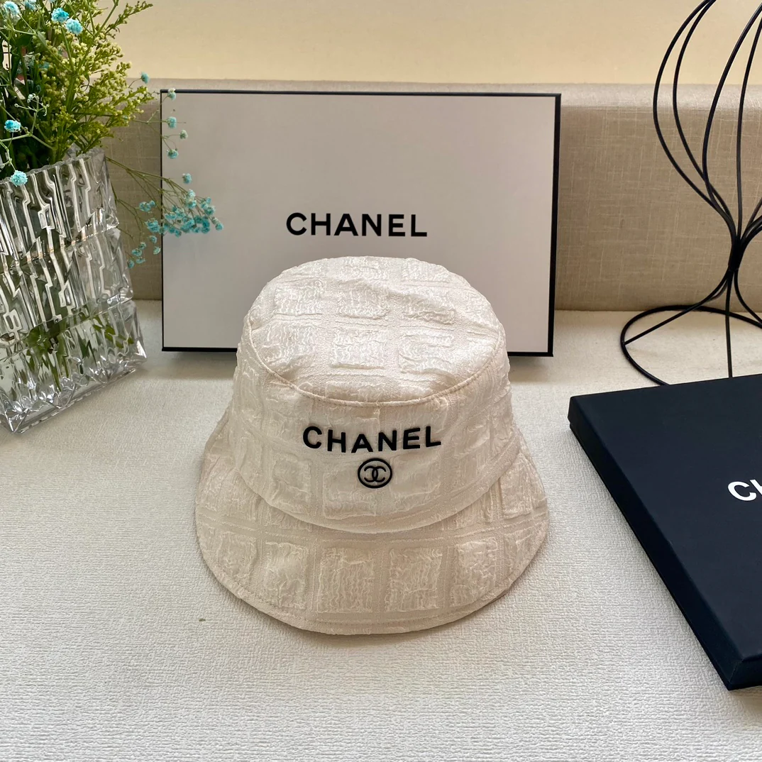 Новая плетеная жаккардовая рыбацкая шляпа Chanel весна/лето 2023 — белая.