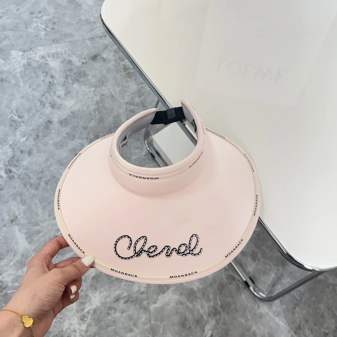 Новинка лета 2024 от Chanel - Солнцезащитная шляпа с курсивным шрифтом - Розовая