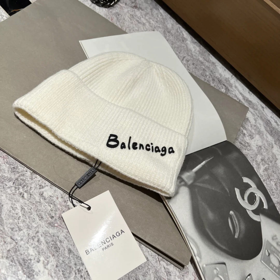 Вязаная шапка Balenciaga с буквой