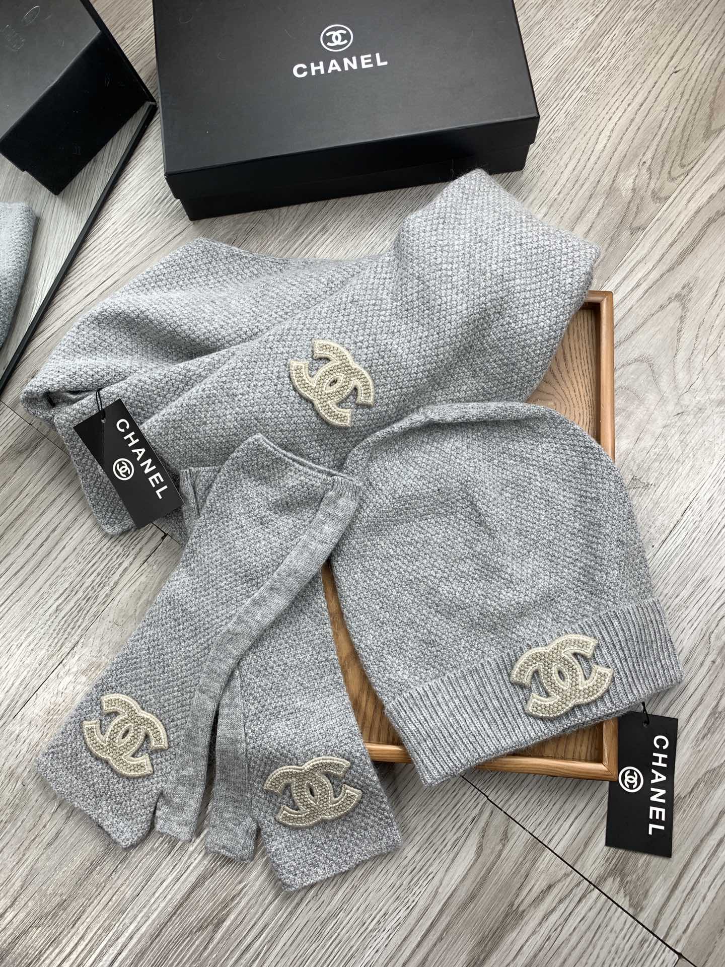 Chanel - Вязаный шерстяной комплект - шапка, шарф и перчатки, 3 предмета - серый - 1