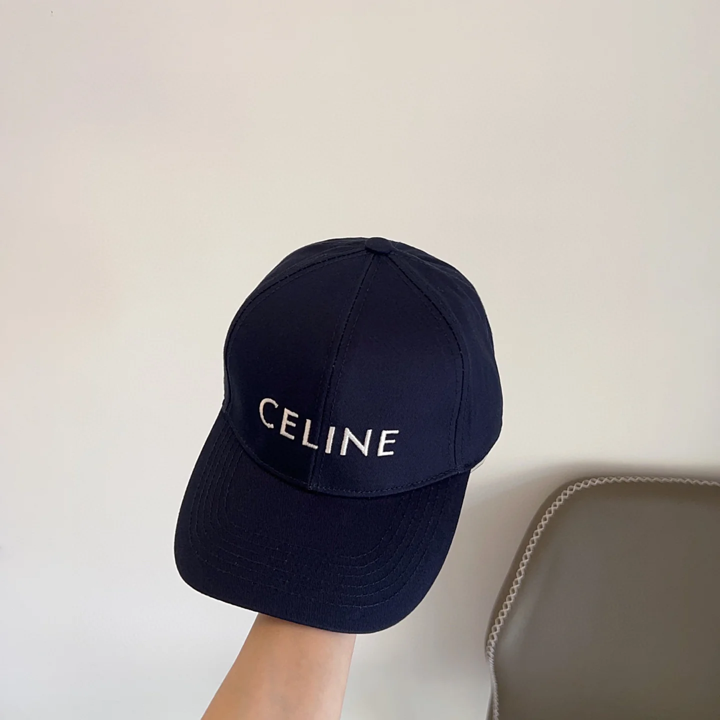 Новая бейсболка Celine 2025 с вышивкой - темно-синяя.