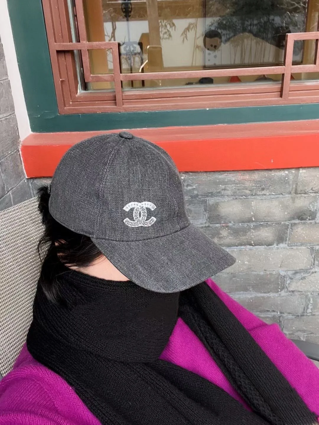 Минималистичная бейсболка Chanel с двойной буквой C — серая.