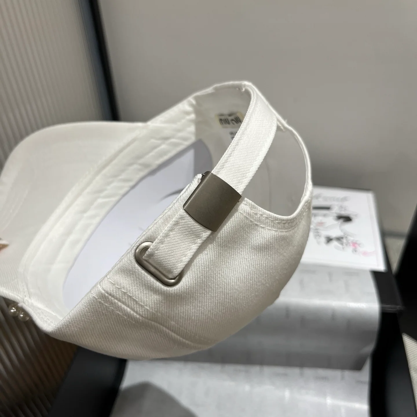 Бейсболка Miu Miu с жемчужным козырьком - белая